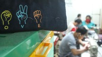 Tempat ini juga membuka kerjasama dengan rekan rekan difabel di daerah-daerah dan berkomitmen untuk menunjukkan bahwa difabel bukanlah sebuah batasan untuk terus berkarya.