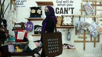 Begini penampakan hasil karya dan kreativitas para penyendang disabilitas yang diaplikasikan menjadi berbagai macam produk di Workshop Precious One, Jakarta Barat.