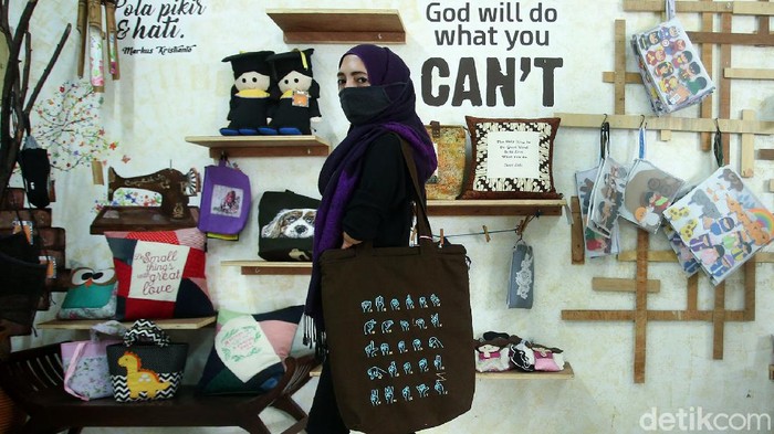 Difabel bukan alasan untuk berhenti berkaya, di Workshop Precious One, Jakarta Barat sejumlah penyendang disabilitas terus berkreasi tanpa batas.