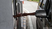 Saat ini Tol Pekanbaru-Dumai masih melayani pembayaran secara tunai bagi pengendara yang belum memiliki kartu e-money. 