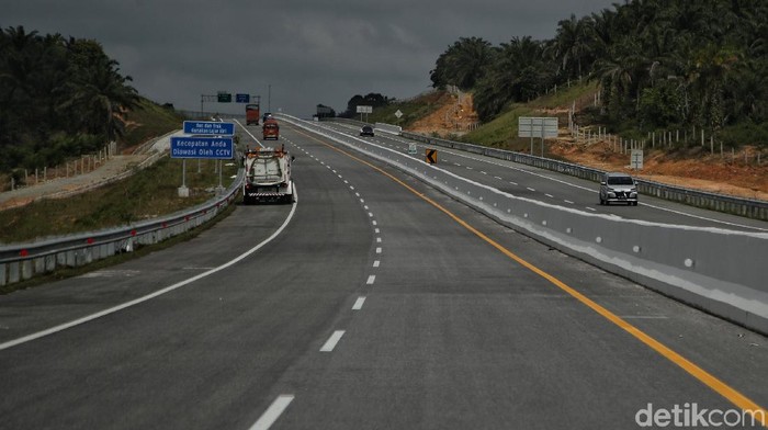 Jalan tol pertama di Provinsi Riau yakni Jalan Tol Trans Sumatera (JTTS) ruas Pekanbaru-Dumai sudah rampung dan diresmikan Jokowi. Yuk, lihat lebih dekat penampakannya.