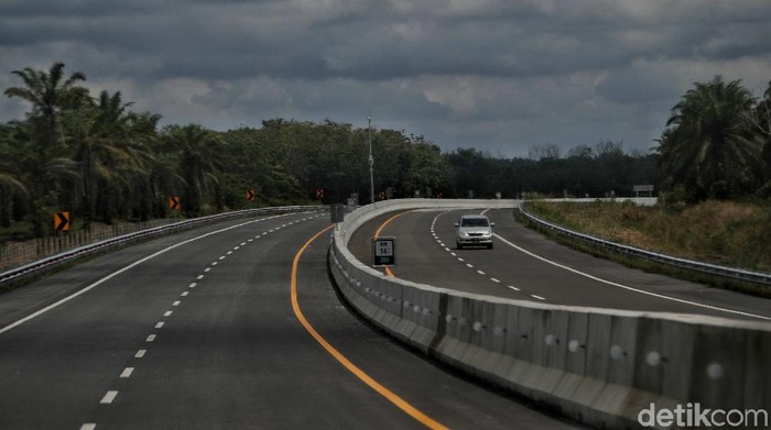 Jalan tol pertama di Provinsi Riau yakni Jalan Tol Trans Sumatera (JTTS) ruas Pekanbaru-Dumai sudah rampung dan diresmikan Jokowi. Yuk, lihat lebih dekat penampakannya.