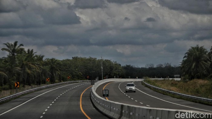 Jalan tol pertama di Provinsi Riau yakni Jalan Tol Trans Sumatera (JTTS) ruas Pekanbaru-Dumai sudah rampung dan diresmikan Jokowi. Yuk, lihat lebih dekat penampakannya.