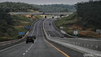 Sejumlah kendaraan melintas di jalan tol Pekanbaru-Dumai, Riau.