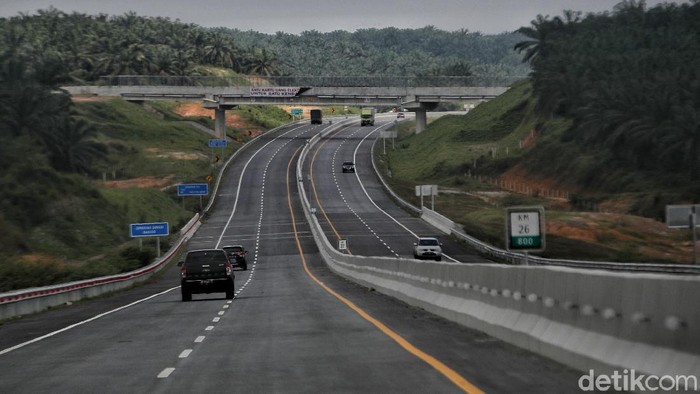 Jalan tol pertama di Provinsi Riau yakni Jalan Tol Trans Sumatera (JTTS) ruas Pekanbaru-Dumai sudah rampung dan diresmikan Jokowi. Yuk, lihat lebih dekat penampakannya.