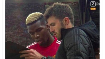 Anthony Martial menyia-nyiakan dua peluang emas, bahkan di laga sebelumnya lawan PSG bikin gol bunuh diri. Jangan sampai lagi oper bola ke Martial, demikian pesan Michael Carrick ke Paul Pogba. Foto: Twitter