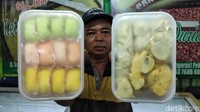 Harga durian tersebut juga beragam, mulai dari Rp.30.000 hingga Rp. 60.000 per buah tergantung jenis dan ukurannya. 