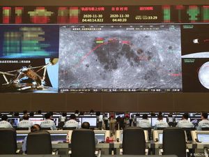 Misi Berhasil! China Bawa Sampel Material Bulan ke Bumi