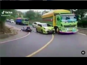 Viral Nyalip di Tikungan Berujung Celaka, Pahami Marka Garis Utuh