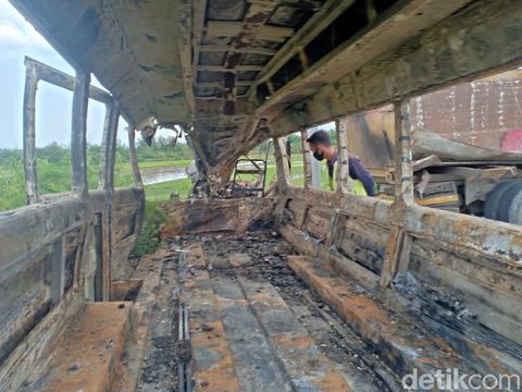 Elf yang menabrak truk di Tol Madiun-Nganjuk terbakar hingga tiga korban tewas dan 14 orang mengalami luka-luka. Bangkai Elf tersebut sudah dievakuasi dari jalan tol.