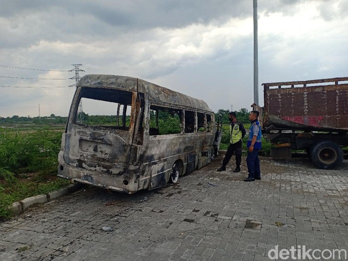 Elf yang menabrak truk di Tol Madiun-Nganjuk terbakar hingga tiga korban tewas dan 14 orang mengalami luka-luka. Bangkai Elf tersebut sudah dievakuasi dari jalan tol.