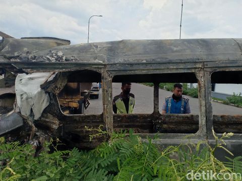 Elf yang menabrak truk di Tol Madiun-Nganjuk terbakar hingga tiga korban tewas dan 14 orang mengalami luka-luka. Bangkai Elf tersebut sudah dievakuasi dari jalan tol.