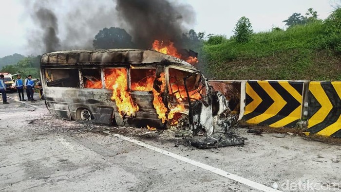 mobil terbakar di Tol Nganjuk-Madiun beredar di aplikasi percakapan whatsapp