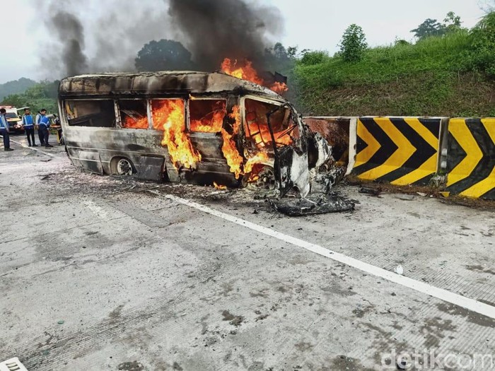 mobil terbakar di Tol Nganjuk-Madiun beredar di aplikasi percakapan whatsapp