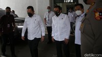 Mengenakan kemeja putih dipadu celana hitam, Komjen Pol Listyo Sigit Prabowo hadir bersama jajarannya.