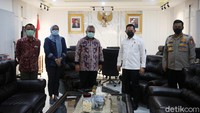Baik dari Bareskrim maupun KPU sama-sama mengedepankan protokol kesehatan yang ketat dengan memakai masker di masa pandemi.