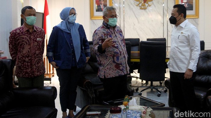 Momen Kabareskrim Polri Sambangi KPU soal Pilkada 2020 Kabareskrim Komjen Pol Listyo Sigit Prabowo beserta jajaran menyambangi markas KPU di Jakarta. Pertemuan tersebut untuk membahas keamanan Pilkada serentak 2020.
