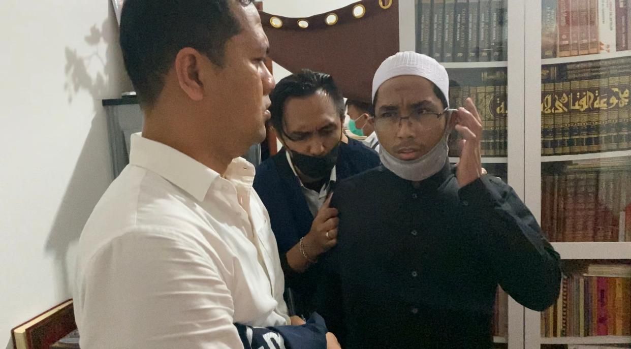 Momen penangkapan Soni Ernata Pemilik Akun @ustadzmaaher_.