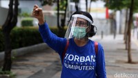 Para nasabah demo dengan tetap menerapkan protokol kesehatan seperti memakai masker dan face shield.