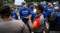 Aksi ini mendapat penjagaan dari aparat kepolisian.