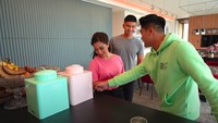 Ini dia kaleng kerupuk imut yang ada di apartemen Nikita Willy dan Indra Priawan. Kaleng kerupuk ini pun menjadi viral. Nikita dan Indra mengaku sangat suka dengan kerupuk. Foto: YouTube