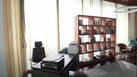 Ruang kerja Indra Priawan yang ditata sedemikian rupa oleh Nikiat Willy. Awalnya ruangan ini adalah balkon. Foto: YouTube