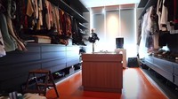 Walking closet yang saat ini masih kebanyakan baju milik Indra Priawan. Indra mengatakan jika baju-baju Nikita Willy belum semuanya dibawa ke sana. Foto: YouTube