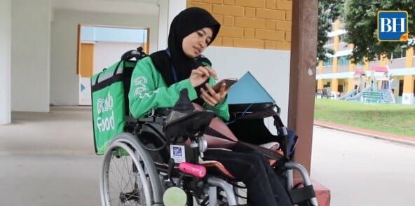 Ojol Disabilitas Tetap Semangat Antarkan Makanan