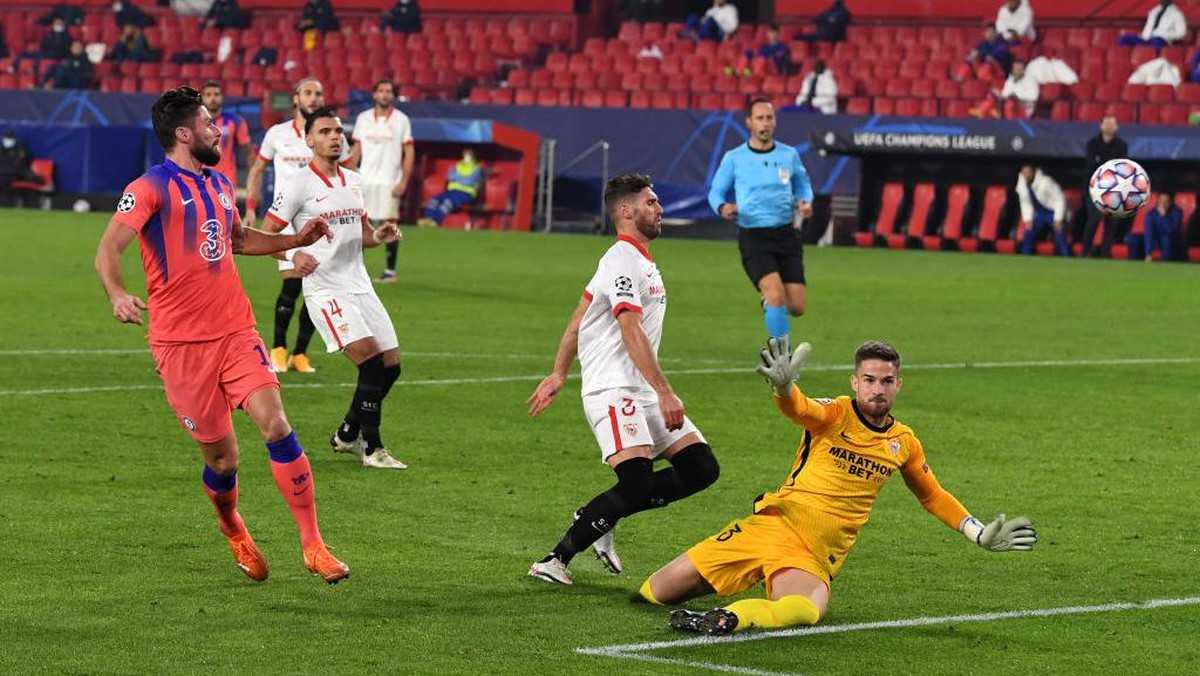 Momen striker Chelsea, Olivier Giroud (kiri), membobol gawang Sevilla di matchday kelima Liga Champions. (Foto: David Ramos/Getty Images)