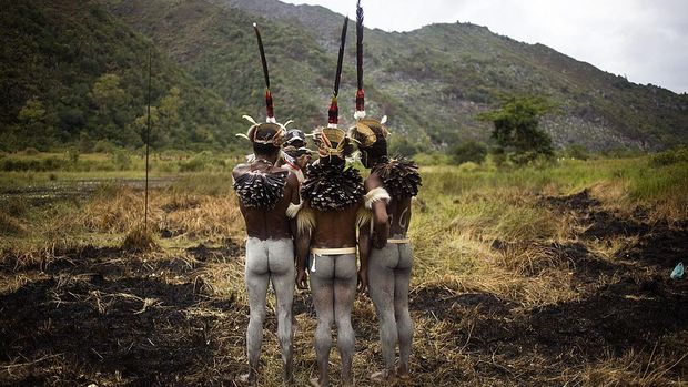 WAMENA, PAPUA, INDONESIA - AUGUST 10: Papuanese tribal men prepare before their perform during the Baliem Valley Festival on August 10, 2010 in Wamena, Indonesia. The Dani, Yali and Lani tribes gather at this annual festival each dressed in distinctive tribal attire, stage mock battles, perform traditional music and dance, and celebrate with a pig feast.  (Photo by Ulet Ifansasti/Getty Images)