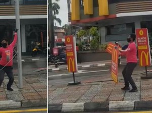 Heboh! Demi Gaet Pembeli, Pegawai McD Joget di Pinggir Jalan