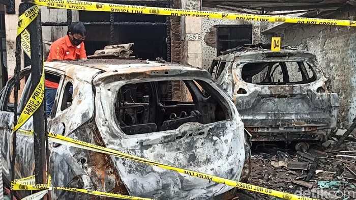 Rumah milik Kepala Seksi Perbekalan dan Farmasi Dinas Kesehatan (Dinkes) Tulungagung, Masduki diduga dibakar orang tak dikenal. Dua mobil dan satu sepeda motor ludes terbakar.