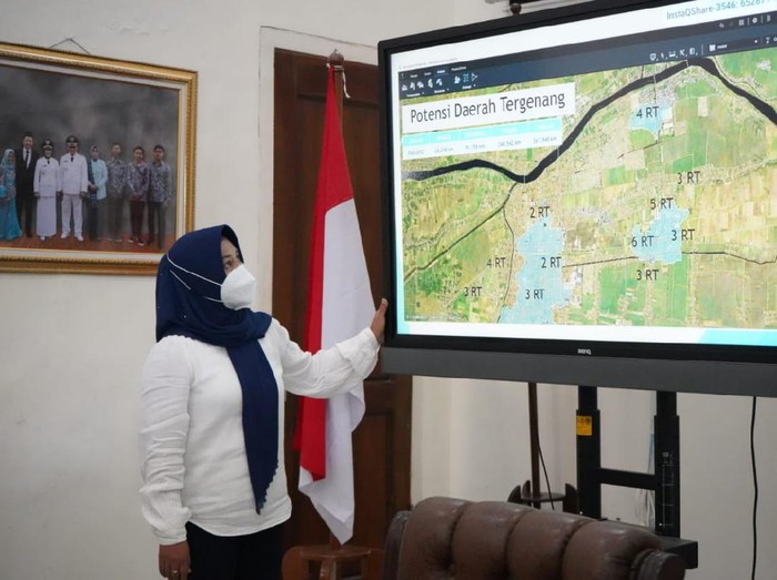 Wali Kota Mojokerto Ika Puspitasari atau Ning Ita menyiapkan anggaran Rp 107,4 miliar untuk menuntaskan persoalan banjir di wilayahnya. Anggaran tersebut untuk redesign serta membangun 5 titik kolam retensi beserta pompa banjir dan pompa lumpur.
