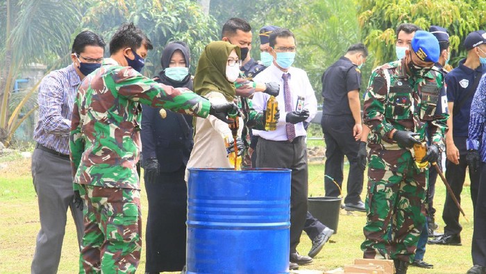 Pemusnahan barang bukti sitaan Bea Cukai di Bengkulu (dok. Istimewa)