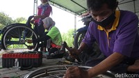 Salah satu kompenen seperti roda diperiksa dengan teliti.