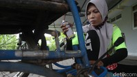 Beberapa sudut komponen pun diberi pelumas.