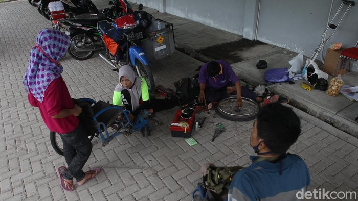 Perbaikan Kursi Roda Gratis di Hari Disabilitas Internasional Memperingati Hari Disabilitas Internasional sejumlah relawan difabel menggelar layanan perbaikan kursi roda gratis di Bantul, Yogyakarta.