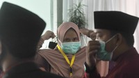 Untuk bisa masuk ke lokasi pun peserta dan penonton wajib menggunakan masker, mencuci tangannya terlebih dahulu dan pengecekan suhu tubuh.  