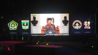 Selain membatasi penonton ke dalam lokasi lomba, panitia juga menyediakan layar besar dan layanan live streaming di kanal Youtube agar penonton dan rombongan bisa ikut menyaksikan tanpa harus berkerumun.  