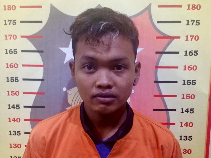 Seorang pemuda di Banyuwangi menyetubuhi gadis di bawah umur. Persetubuhan dilakukan dua kali dalam sehari.