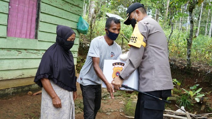 Polisi beri bantuan