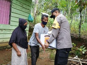 Lewati Sungai-Lereng Gunung, Polisi di Aceh Antar Bantuan untuk Warga Miskin