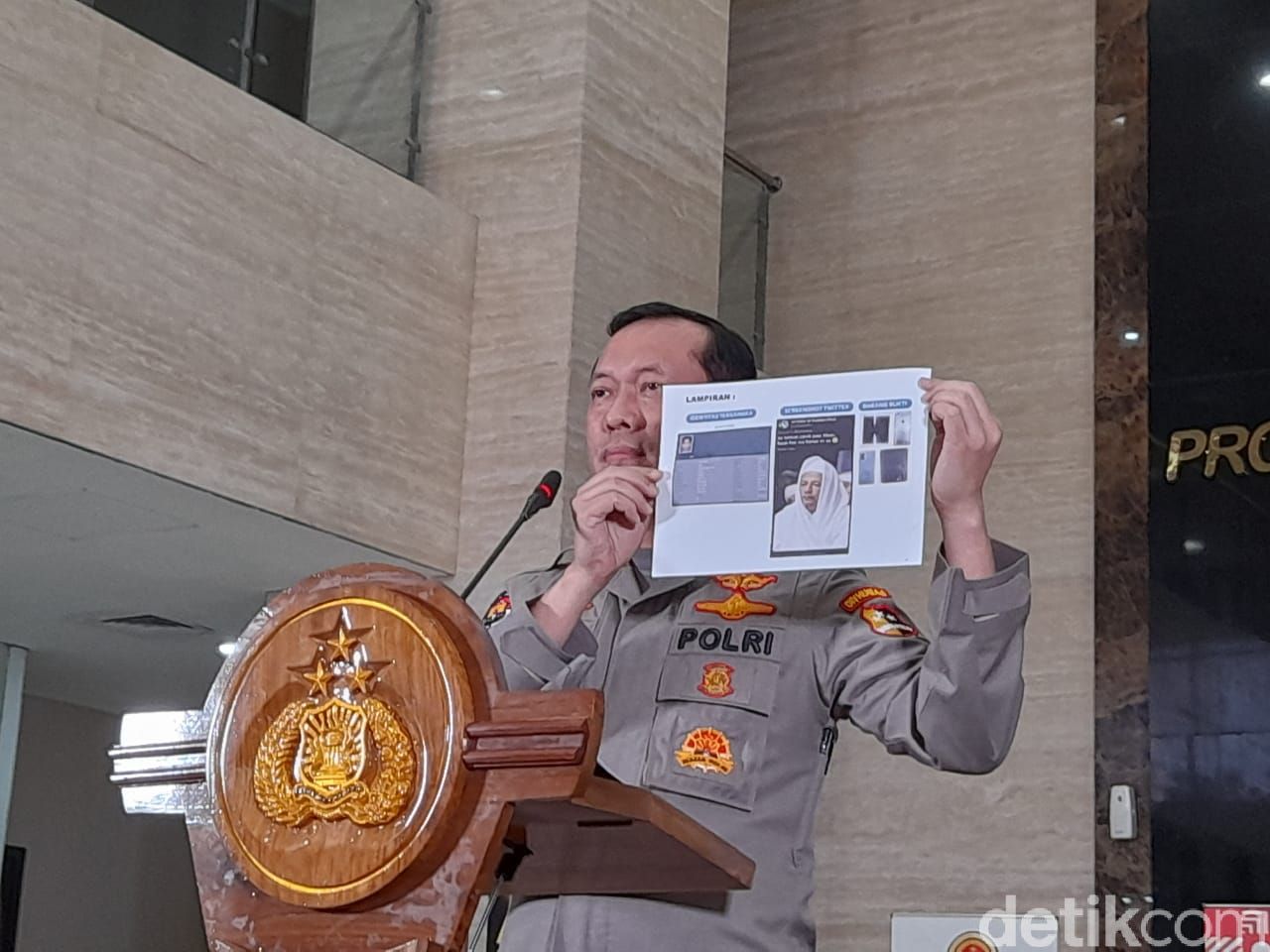 Polri menunjukkan postingan Soni Eranata alias Ustaz Maaher (Tiara Aliya/detikcom)