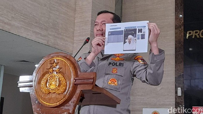 Polri menunjukkan postingan Soni Eranata alias Ustaz Maaher (Tiara Aliya/detikcom)