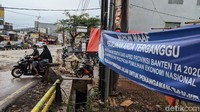 Proyek tersebut berdampak pada penyempitan jalan.