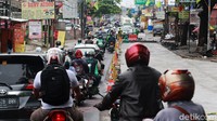 Di lokasi proyek itu hanya satu lajur yang bisa dilintasi kendaraan.