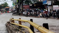 Kendaraan bermotor terjebak macet di lokasi proyek peninggian jalan.