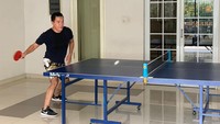 Di garasi rumahnya, Fitno Fabulous punya meja ping pong yang sering jadi tempat olahraganya. (Foto: dok. Instagram @fitno_fabulous) 