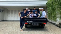 Ini tampilan depan garasi rumah Fitno. (Foto: dok. Instagram @fitno_fabulous) 