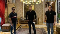 Salah satu yang kerap muncul adalah ruang tamu dengan chandelier ini. (Foto: dok. Instagram @fitno_fabulous) 